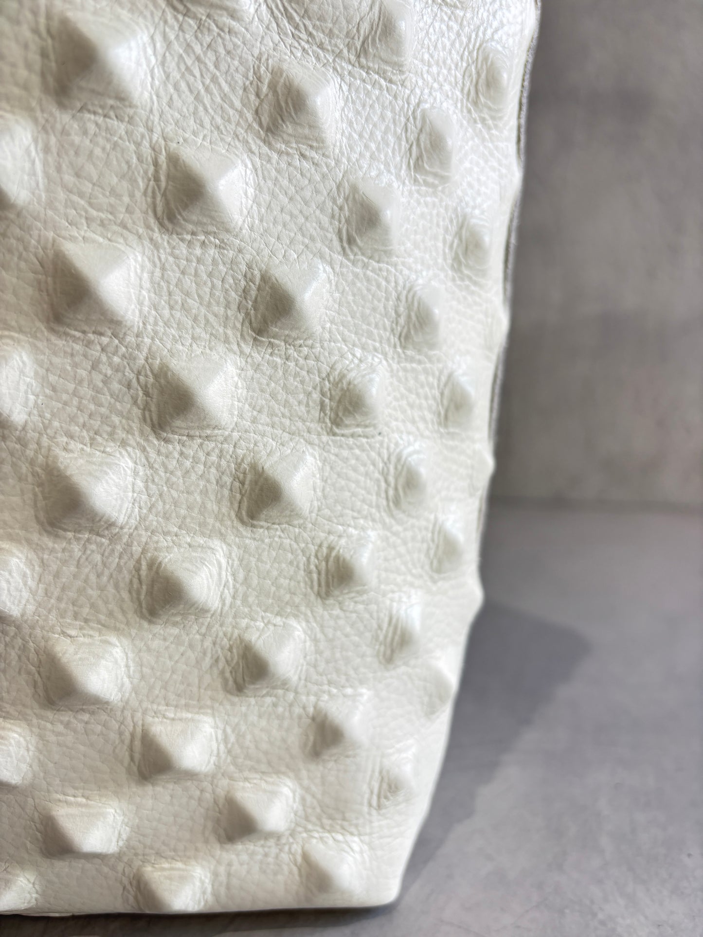 スタッズエンボスバッグ（モノトーン）／イタリア・フィレンツェのレザーバッグ