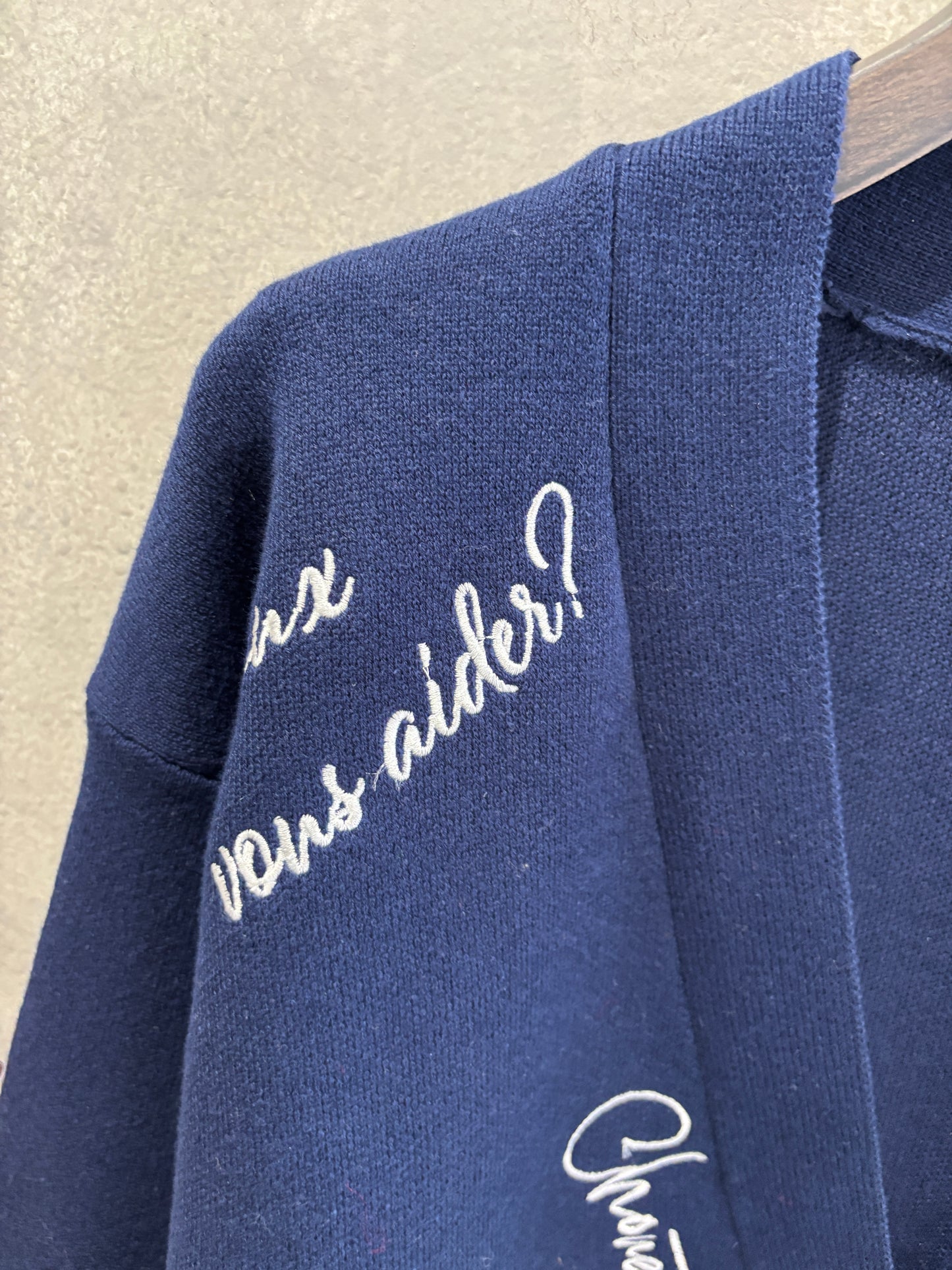 刺繍ロゴニットカーディガン／LHELBIE