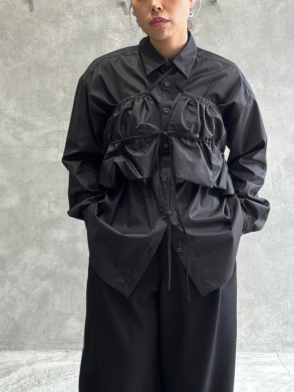 ギャザーぺプラム付きシャツ／VERSEAU