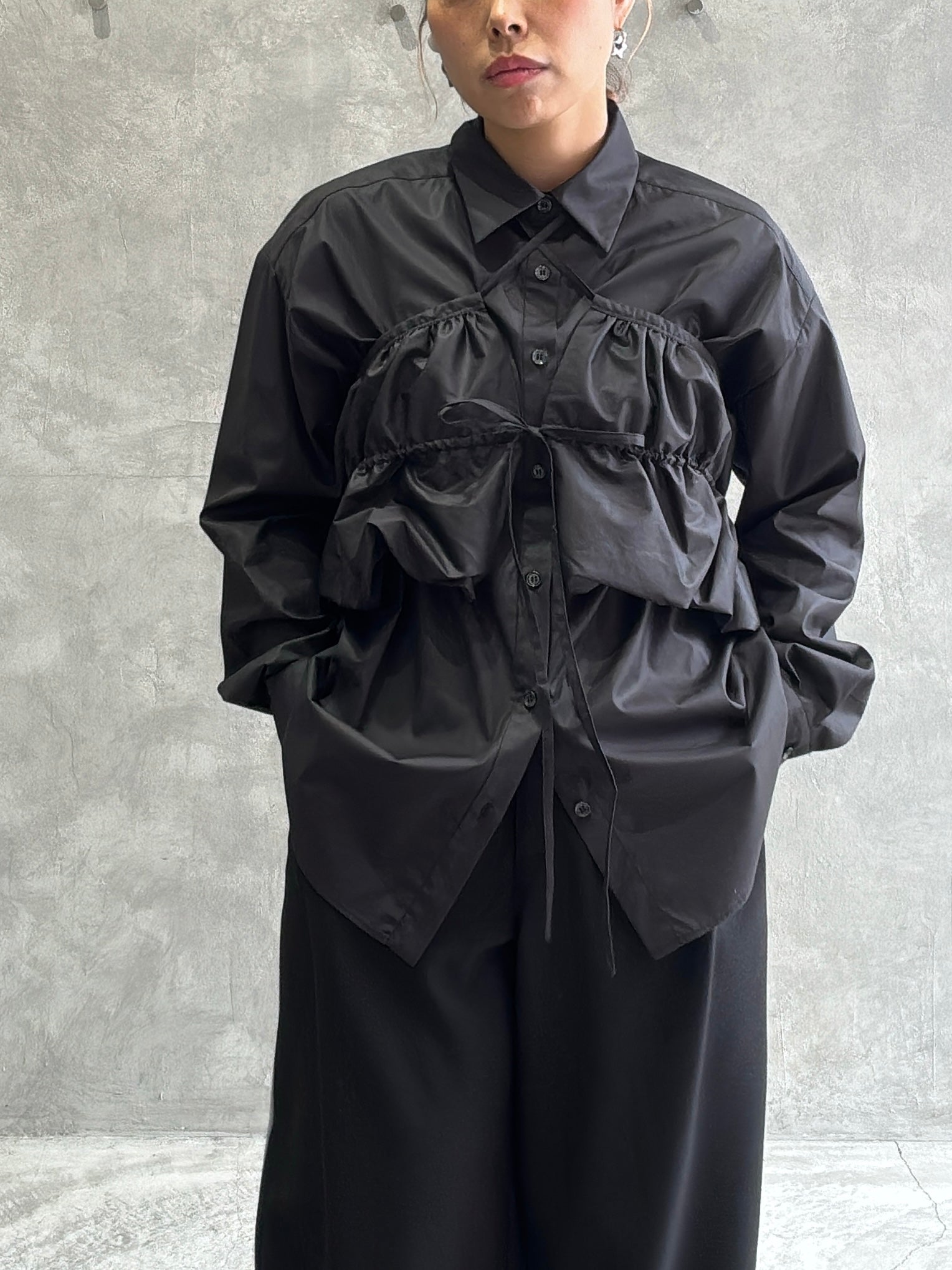 ギャザーぺプラム付きシャツ／VERSEAU