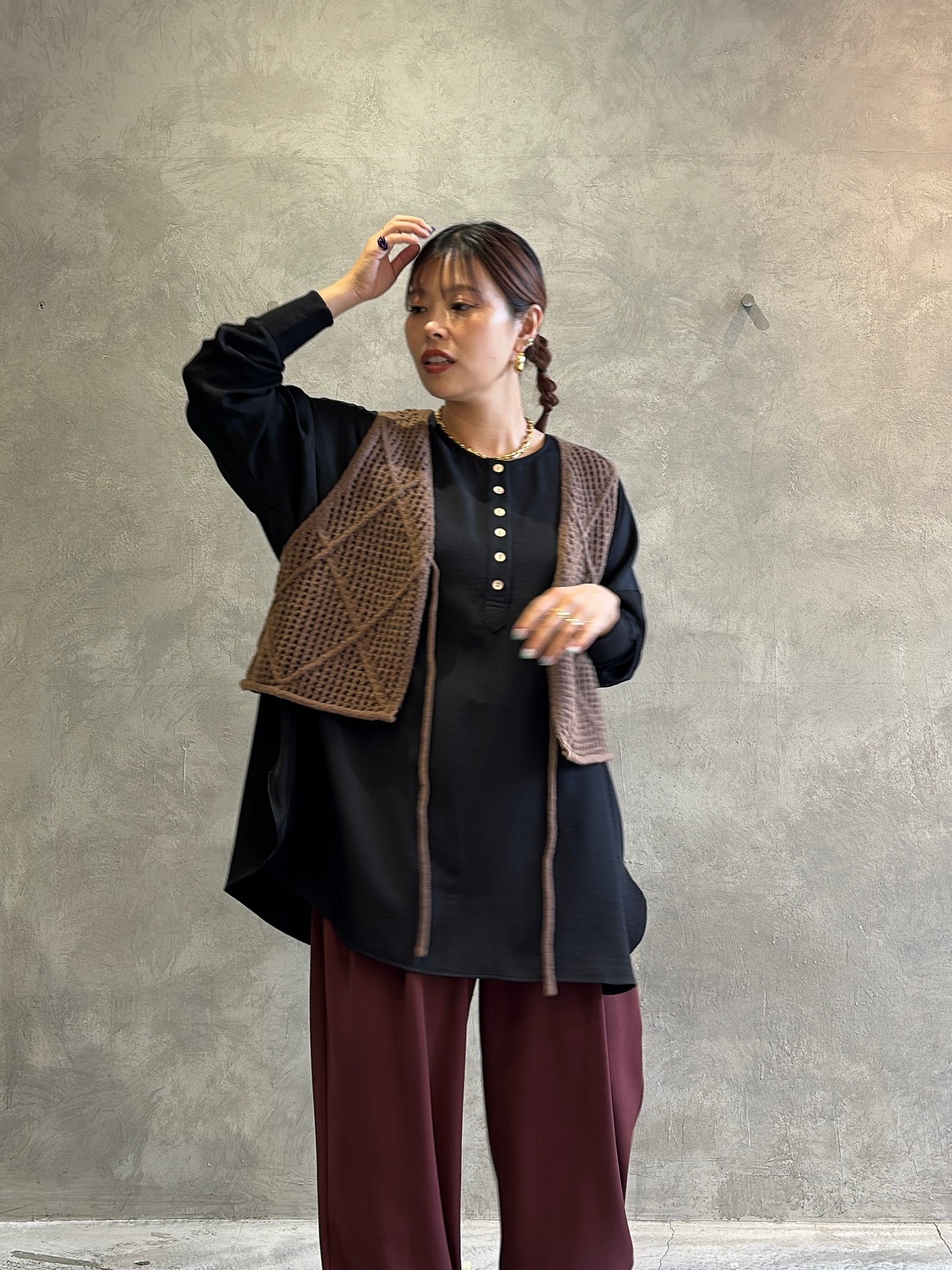 グロッシーヘンリーリブブラウス／CYAN tokyo