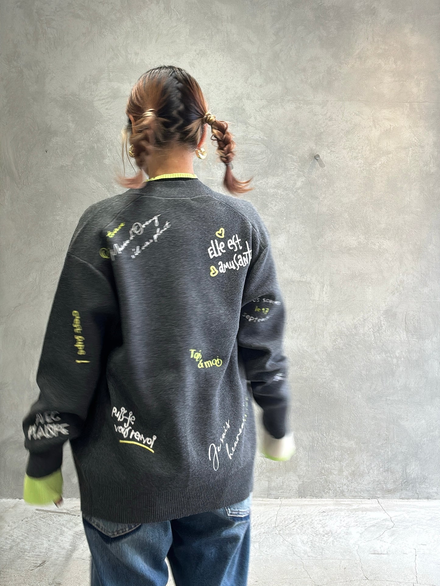 刺繍ロゴニットカーディガン／LHELBIE