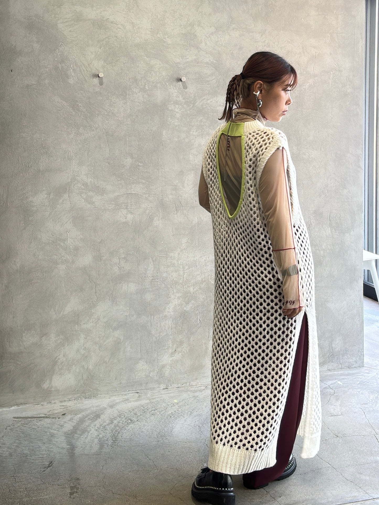 バックオープンメッシュニットワンピース／LHELBIE