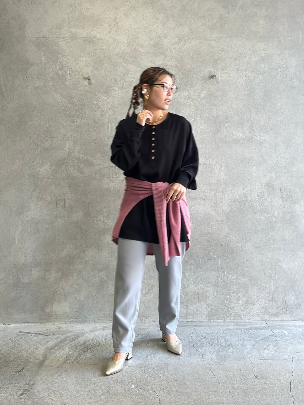 ★グロッシーヘンリーリブブラウス／CYAN tokyo