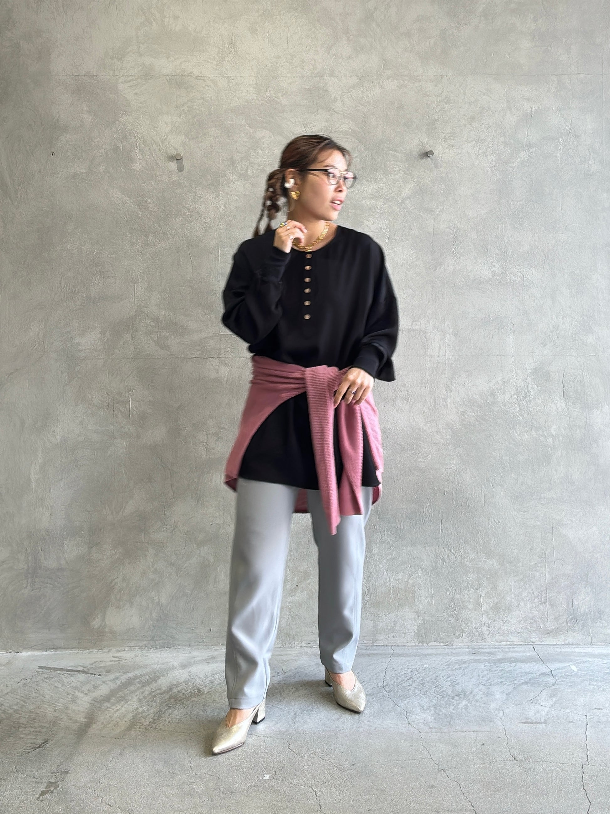 ★グロッシーヘンリーリブブラウス／CYAN tokyo