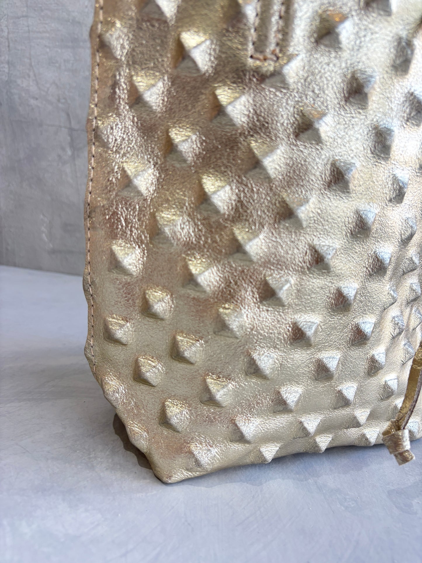 スタッズエンボスバッグ／イタリア・フィレンチェのレザーバッグ