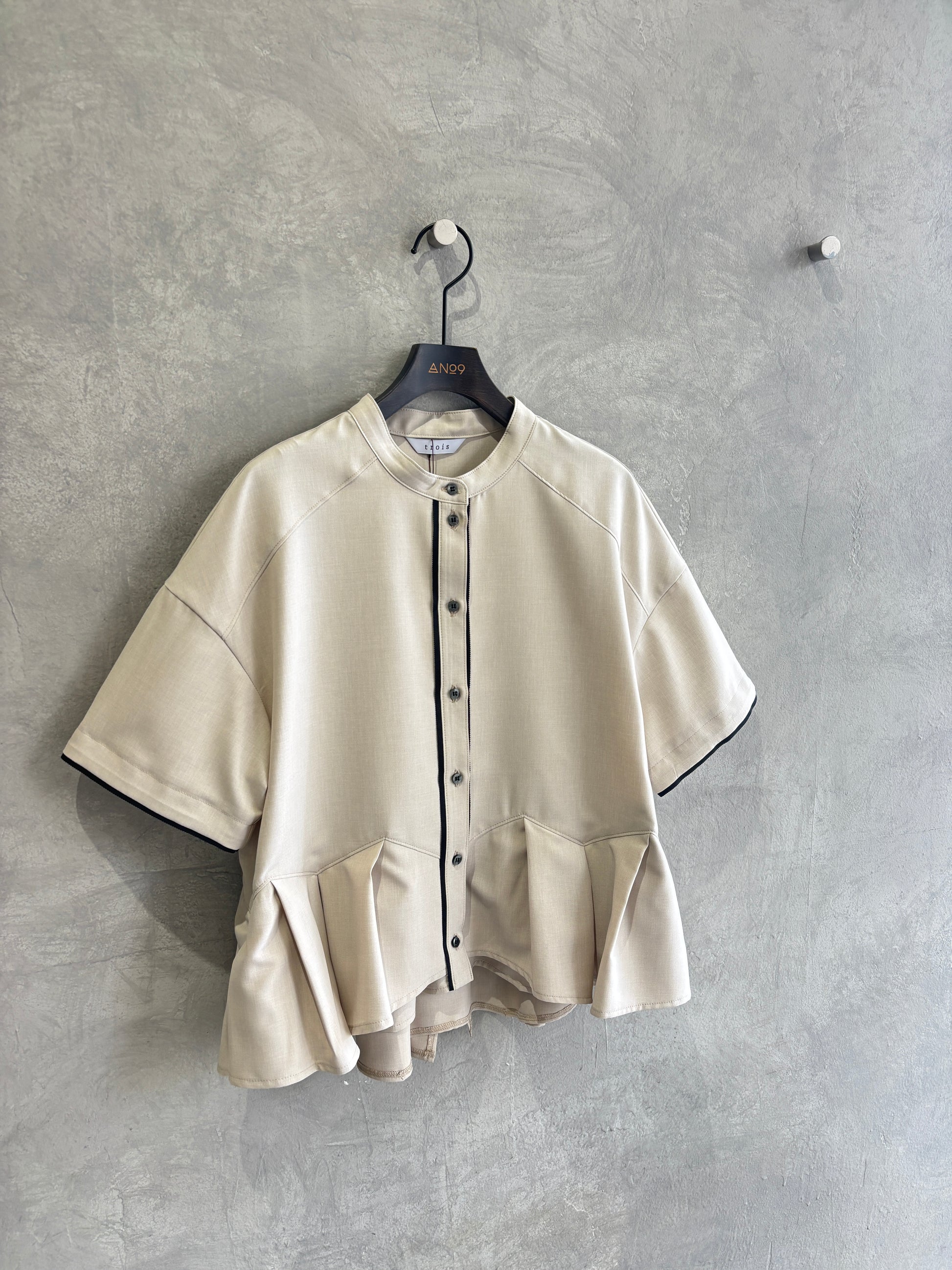 ぺプラムブラウス／trois