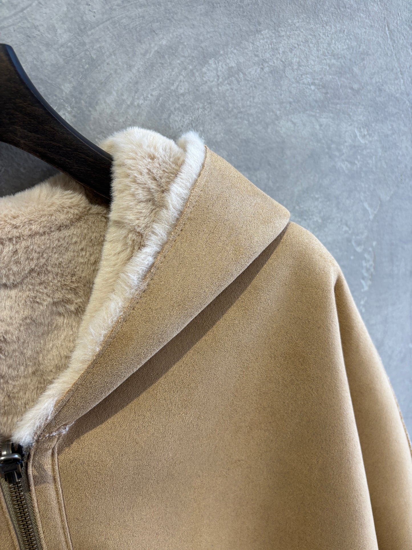 リバーシブルフェイクムートンフードコート／Dignite collier