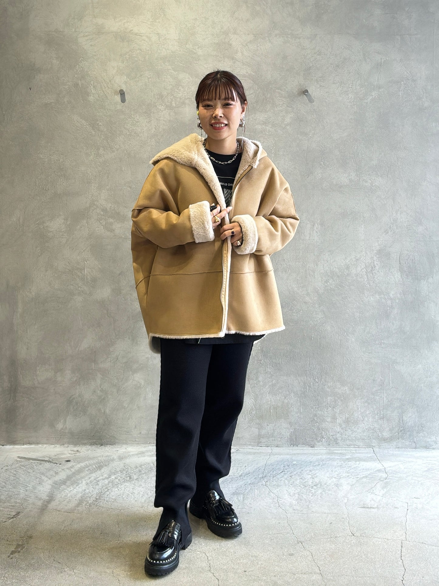 リバーシブルフェイクムートンフードコート／Dignite collier