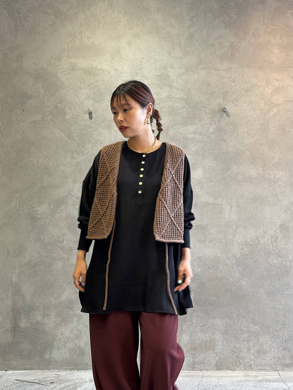 グロッシーヘンリーリブブラウス／CYAN tokyo