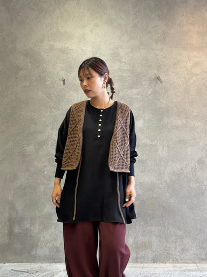 グロッシーヘンリーリブブラウス／CYAN tokyo