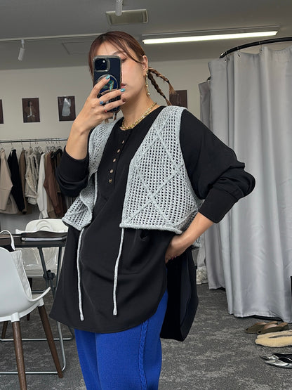 グロッシーヘンリーリブブラウス／CYAN tokyo