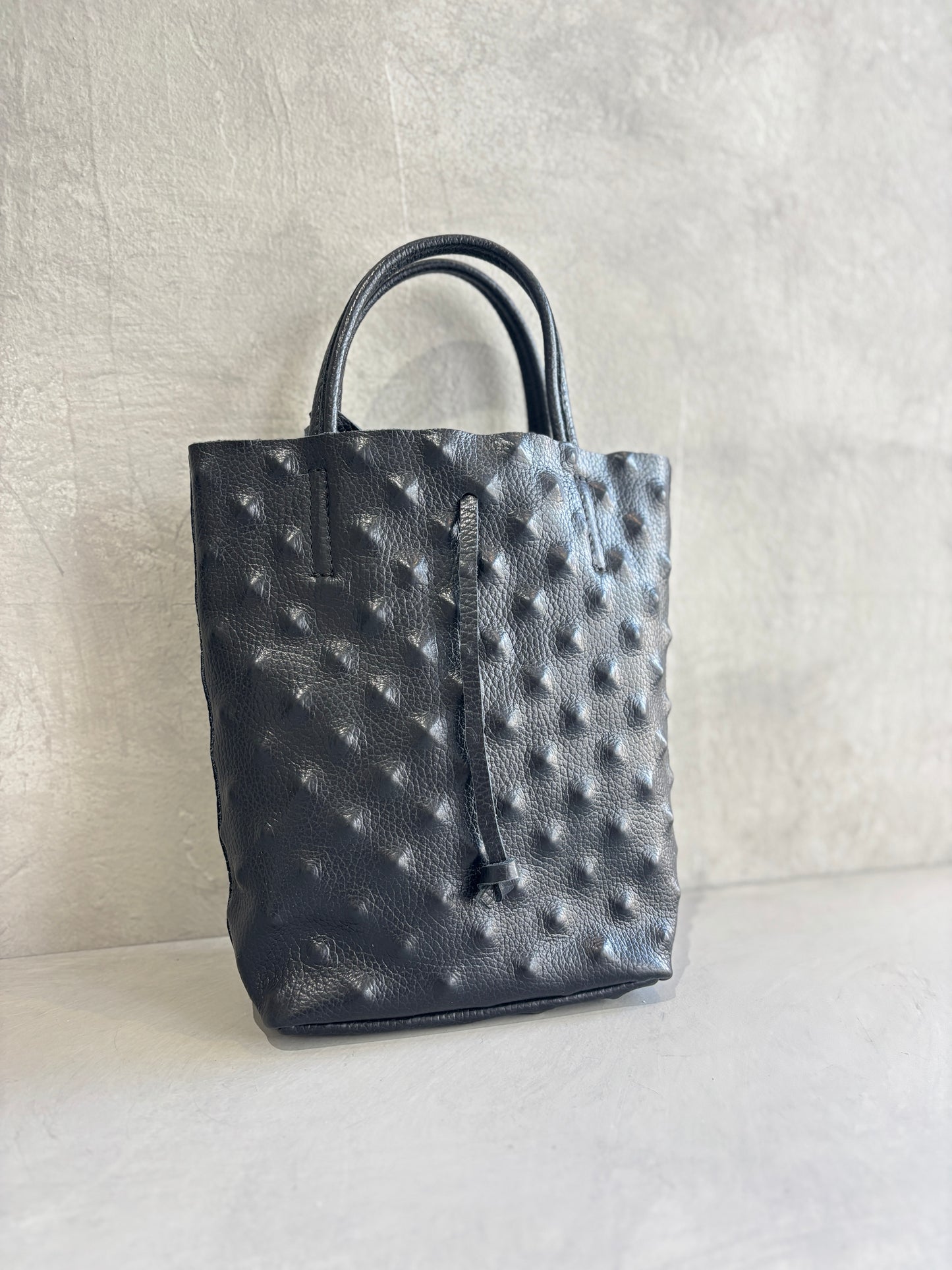 スタッズエンボスバッグ（モノトーン）／イタリア・フィレンツェのレザーバッグ