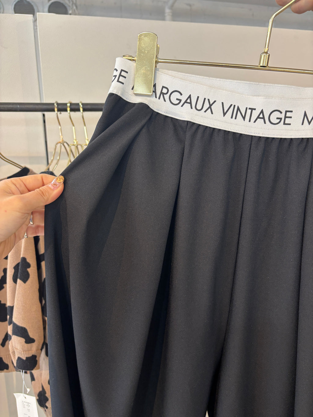 受付終了【予約⚡︎販売】ロゴウエストタックパンツ／MG PT-26089-A／MARGAUX VINTAGE／2026 AW＃1