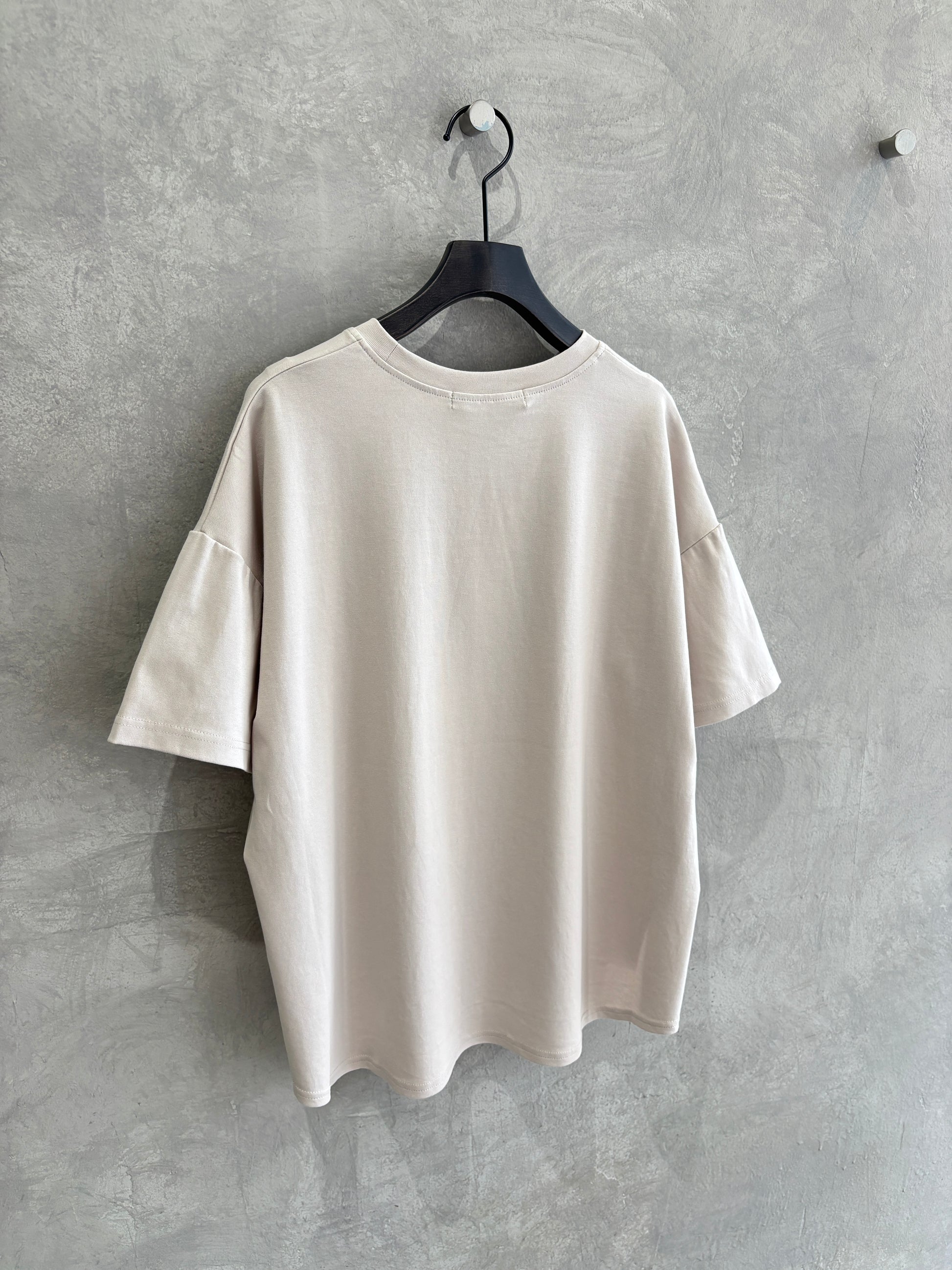 オーバーサイズロゴTシャツ／Anna Kerry