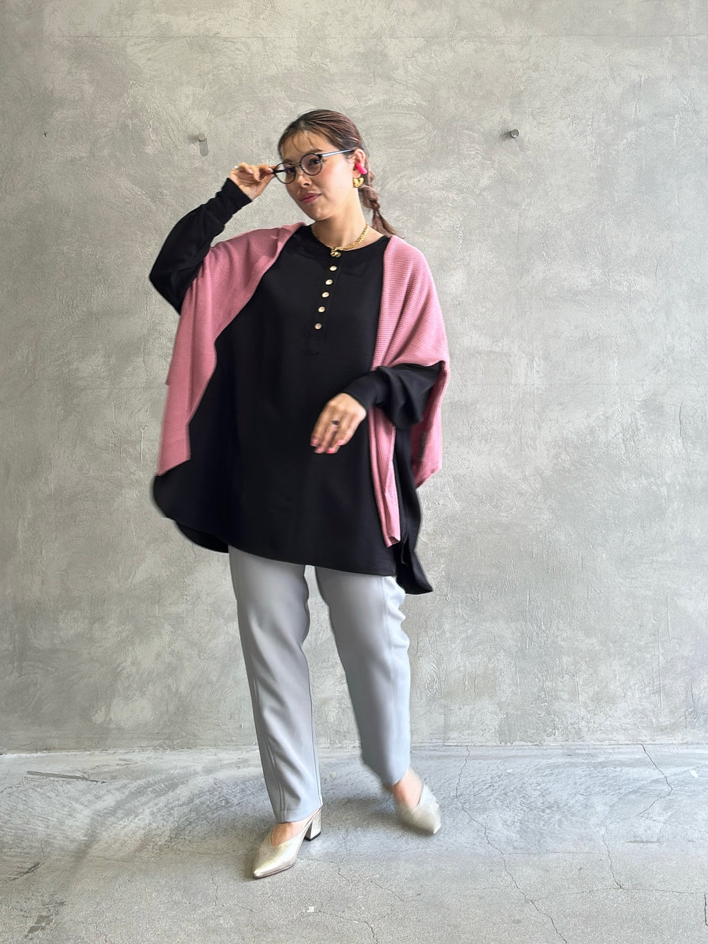 ★グロッシーヘンリーリブブラウス／CYAN tokyo