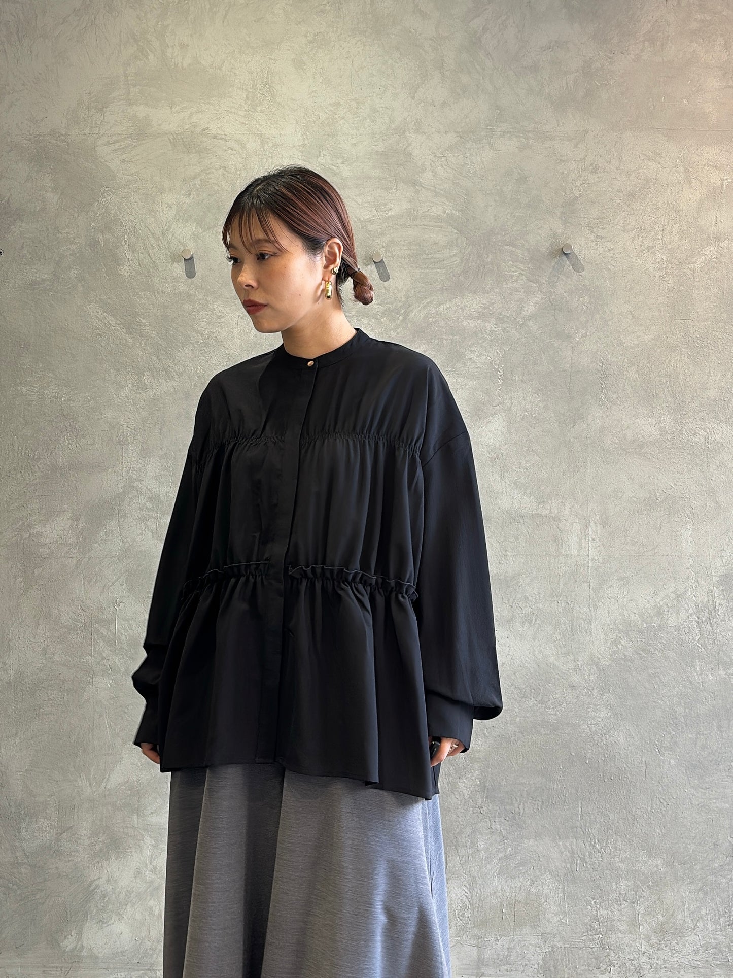 シャーリングティアードブラウス／CYAN tokyo