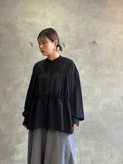 シャーリングティアードブラウス／CYAN tokyo