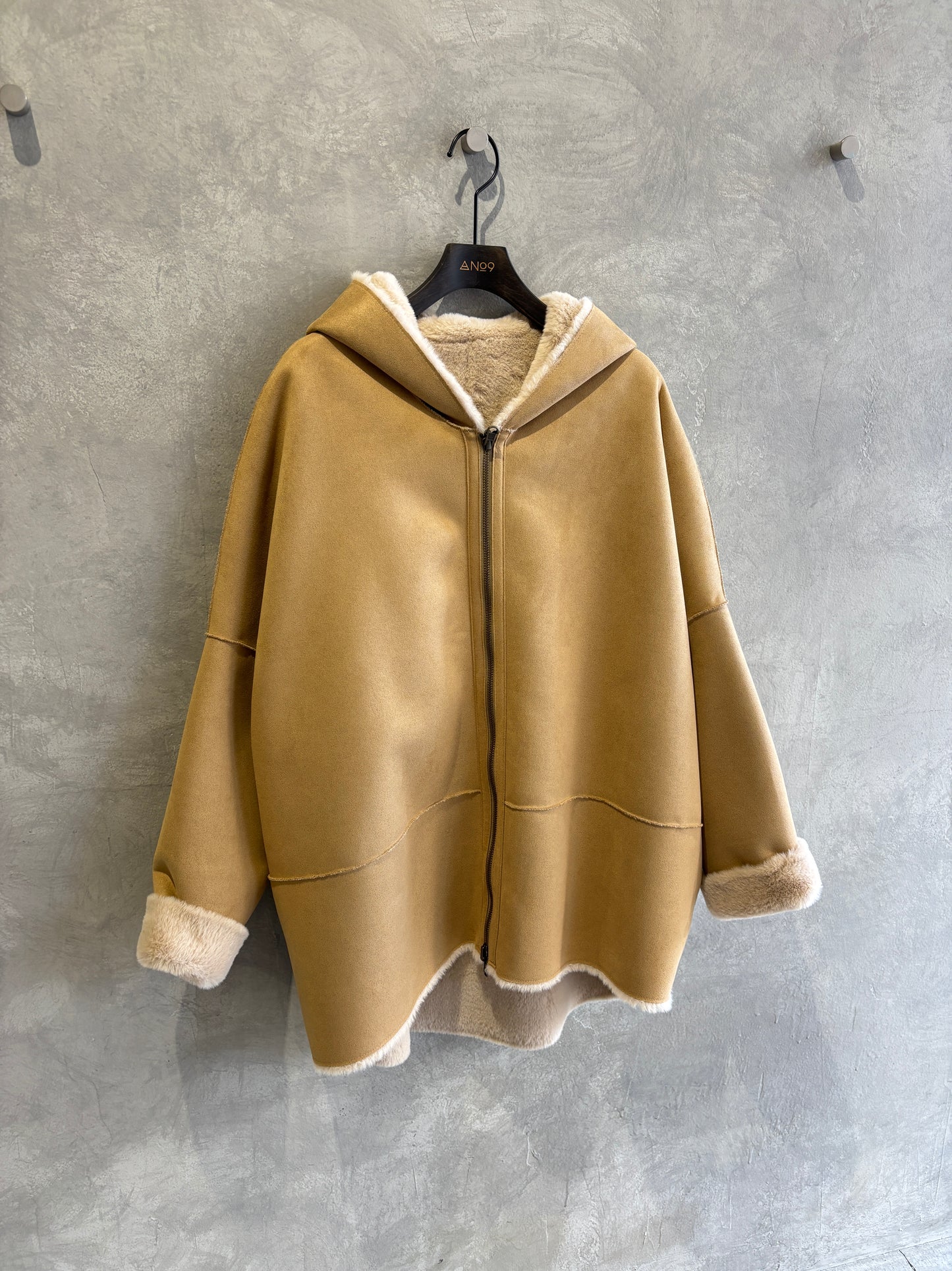 リバーシブルフェイクムートンフードコート／Dignite collier