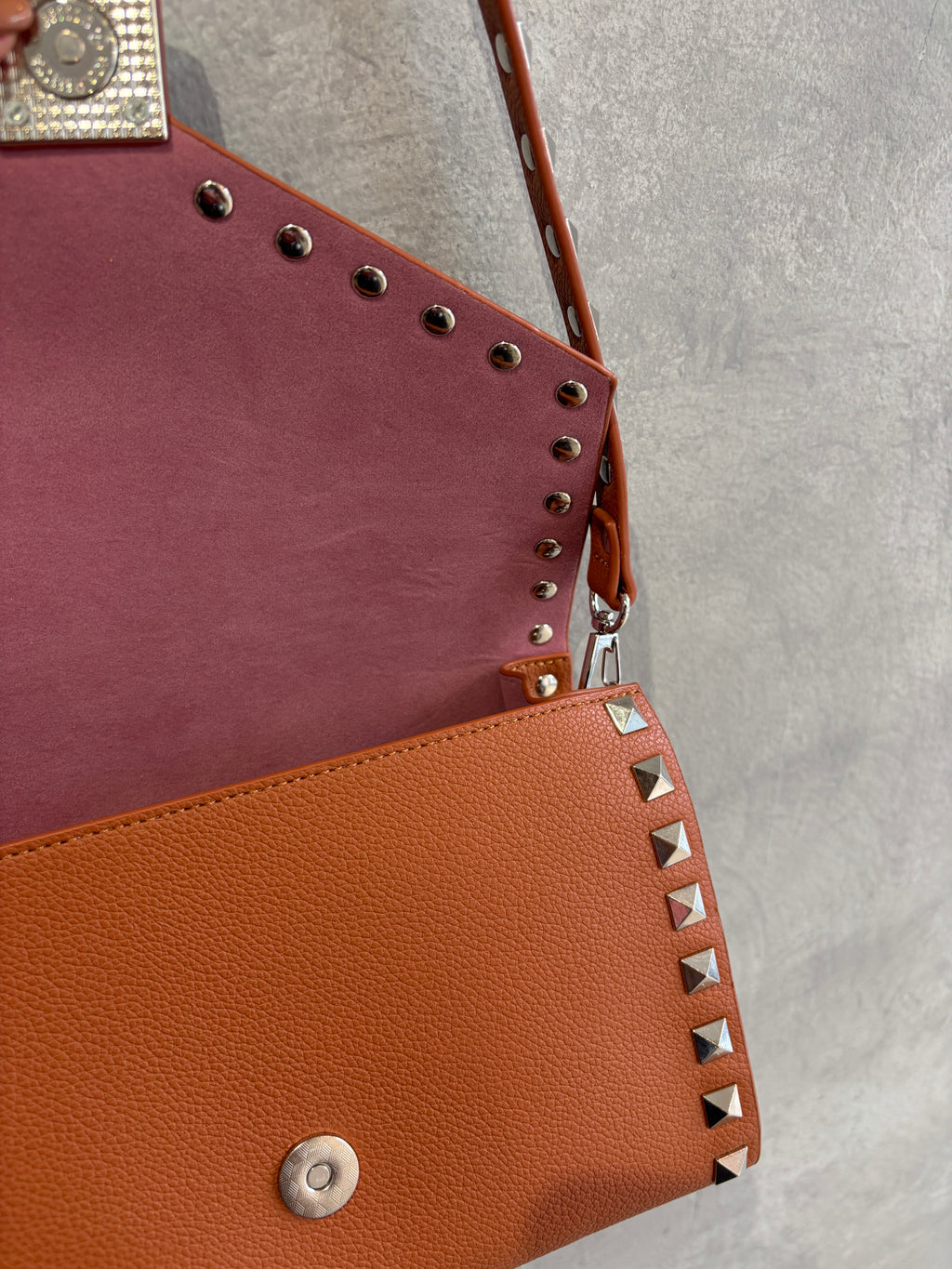 【予約販売】スタッズショルダーハードバッグ／cheek