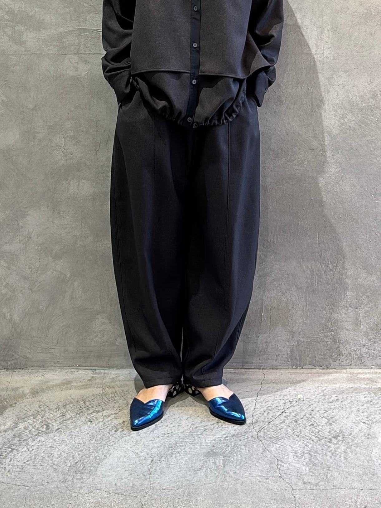 イージーカーブパンツ／trois