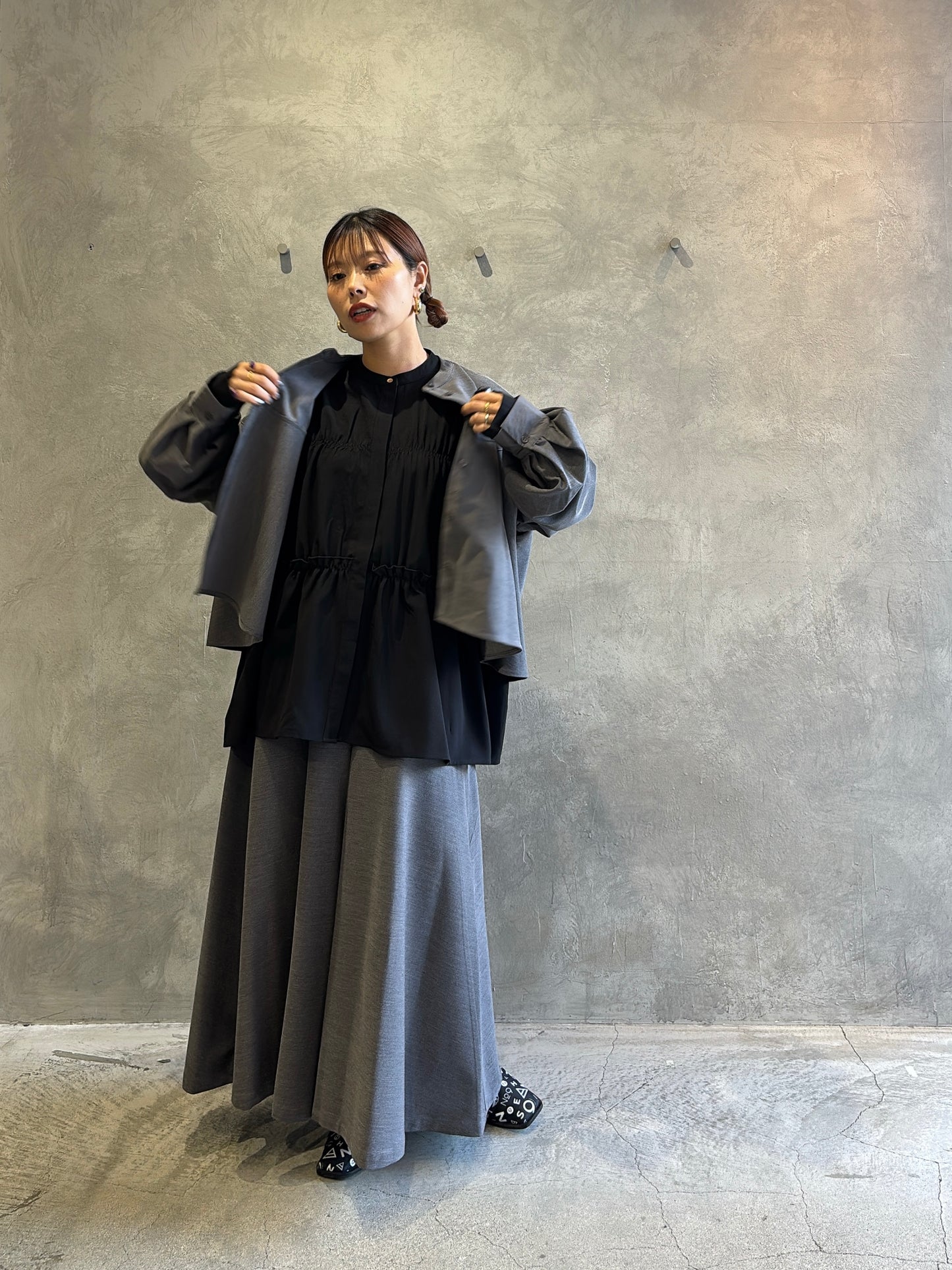 シャーリングティアードブラウス／CYAN tokyo