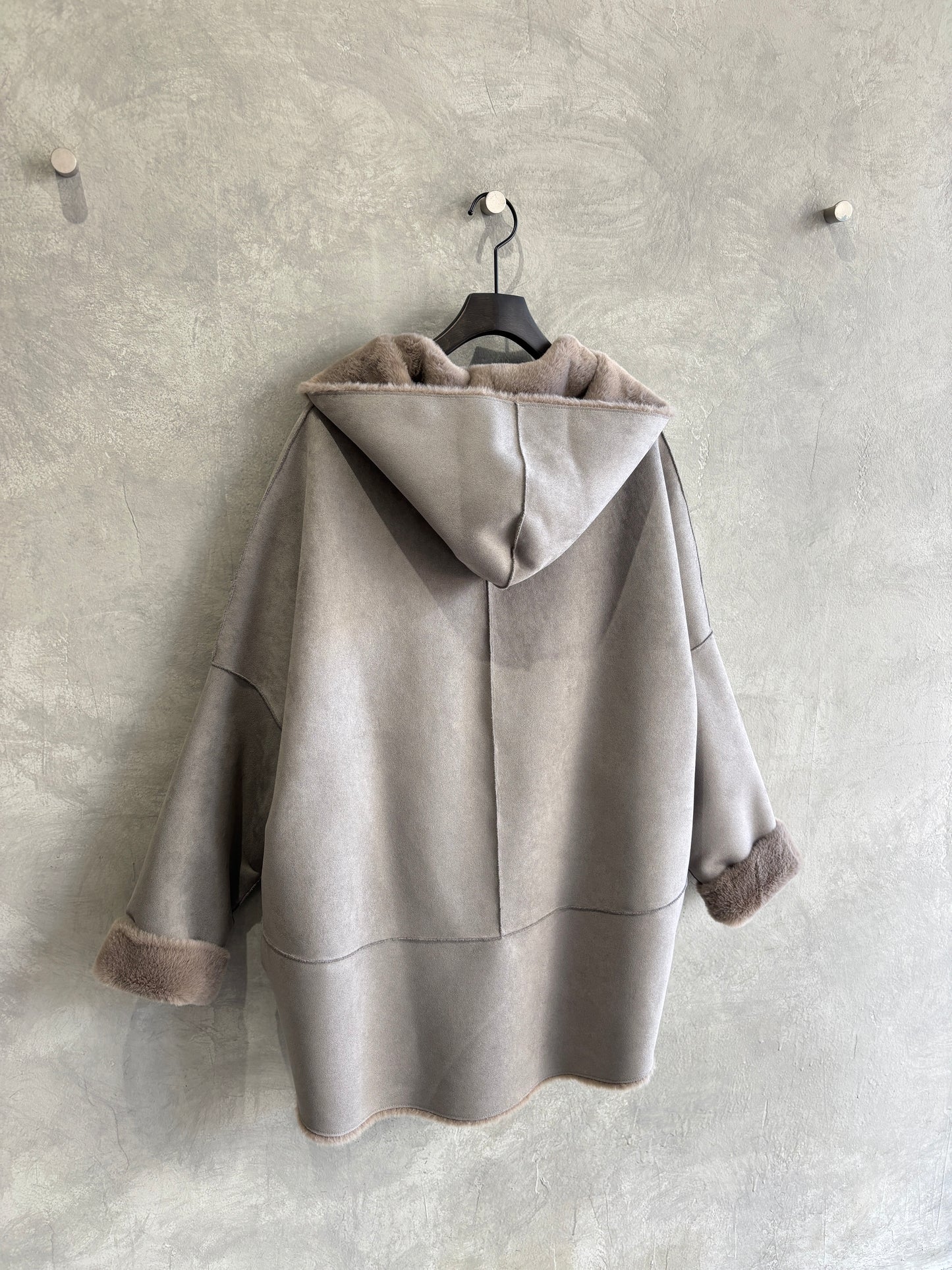 リバーシブルフェイクムートンフードコート／Dignite collier