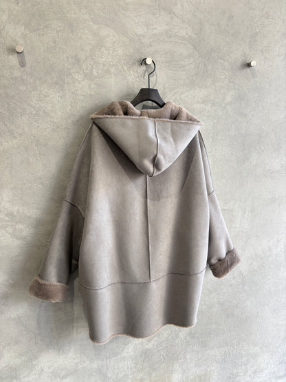 リバーシブルフェイクムートンフードコート／Dignite collier