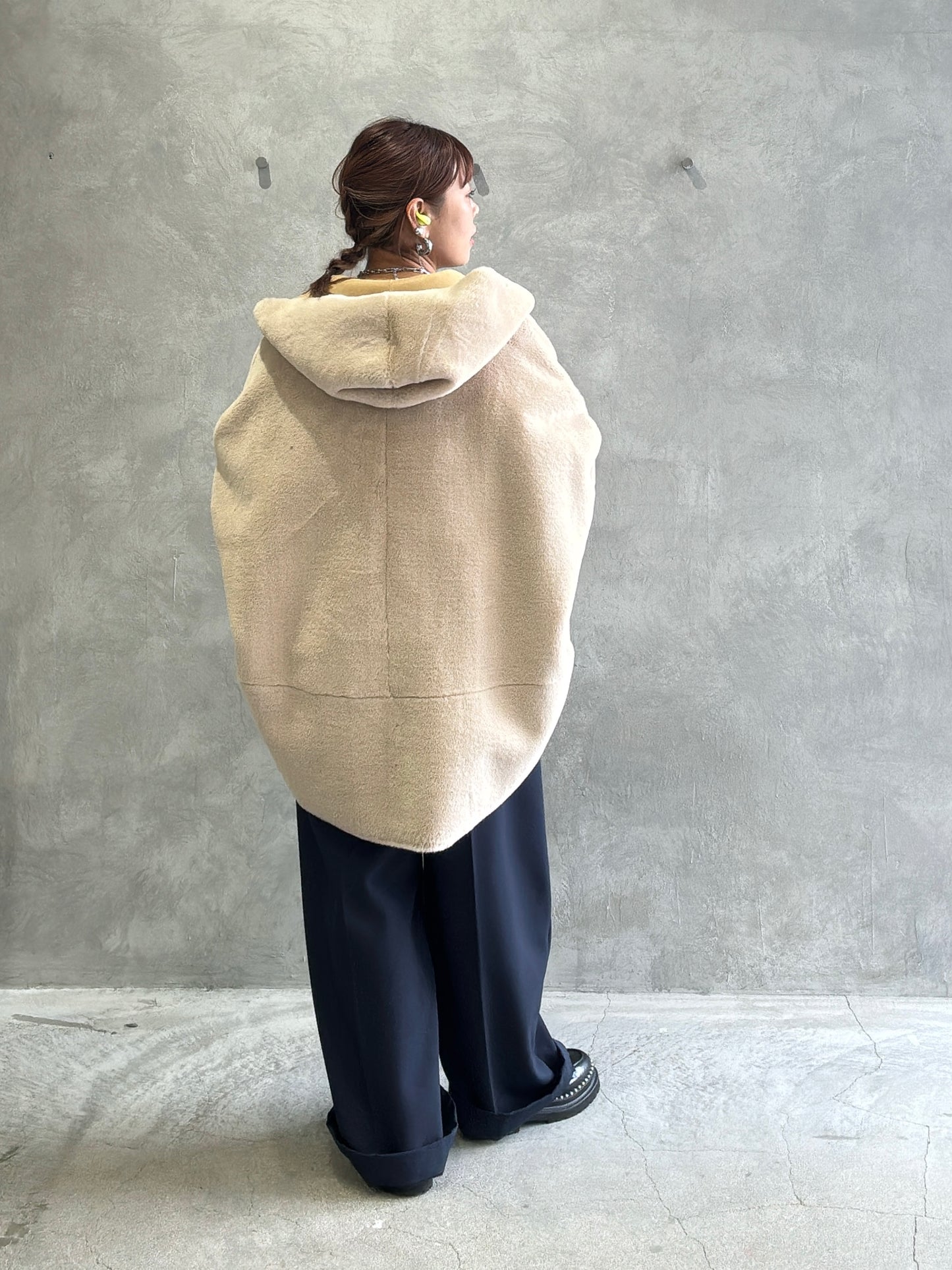 リバーシブルフェイクムートンフードコート／Dignite collier