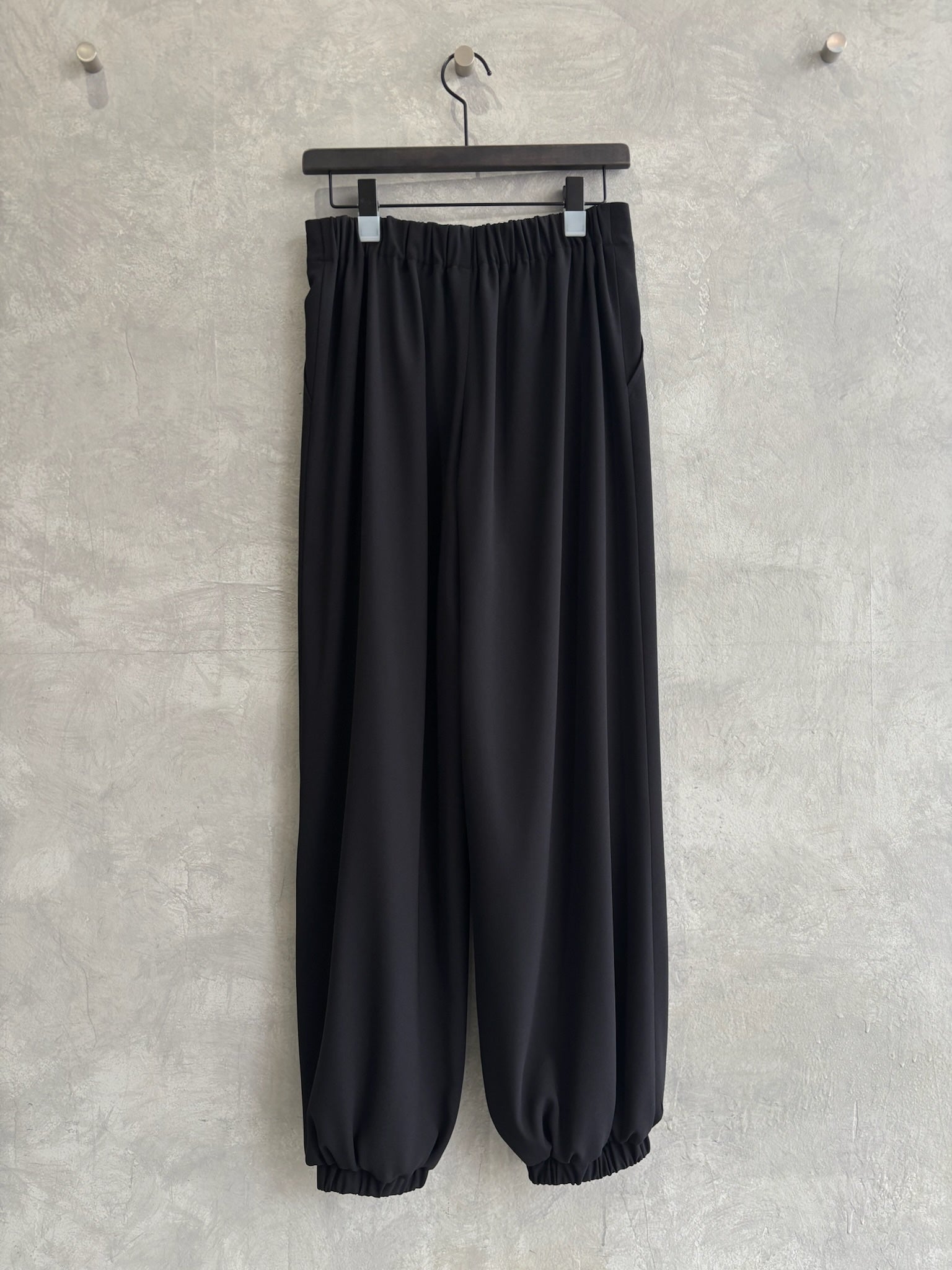 ジョーゼットテーパードパンツ／trois