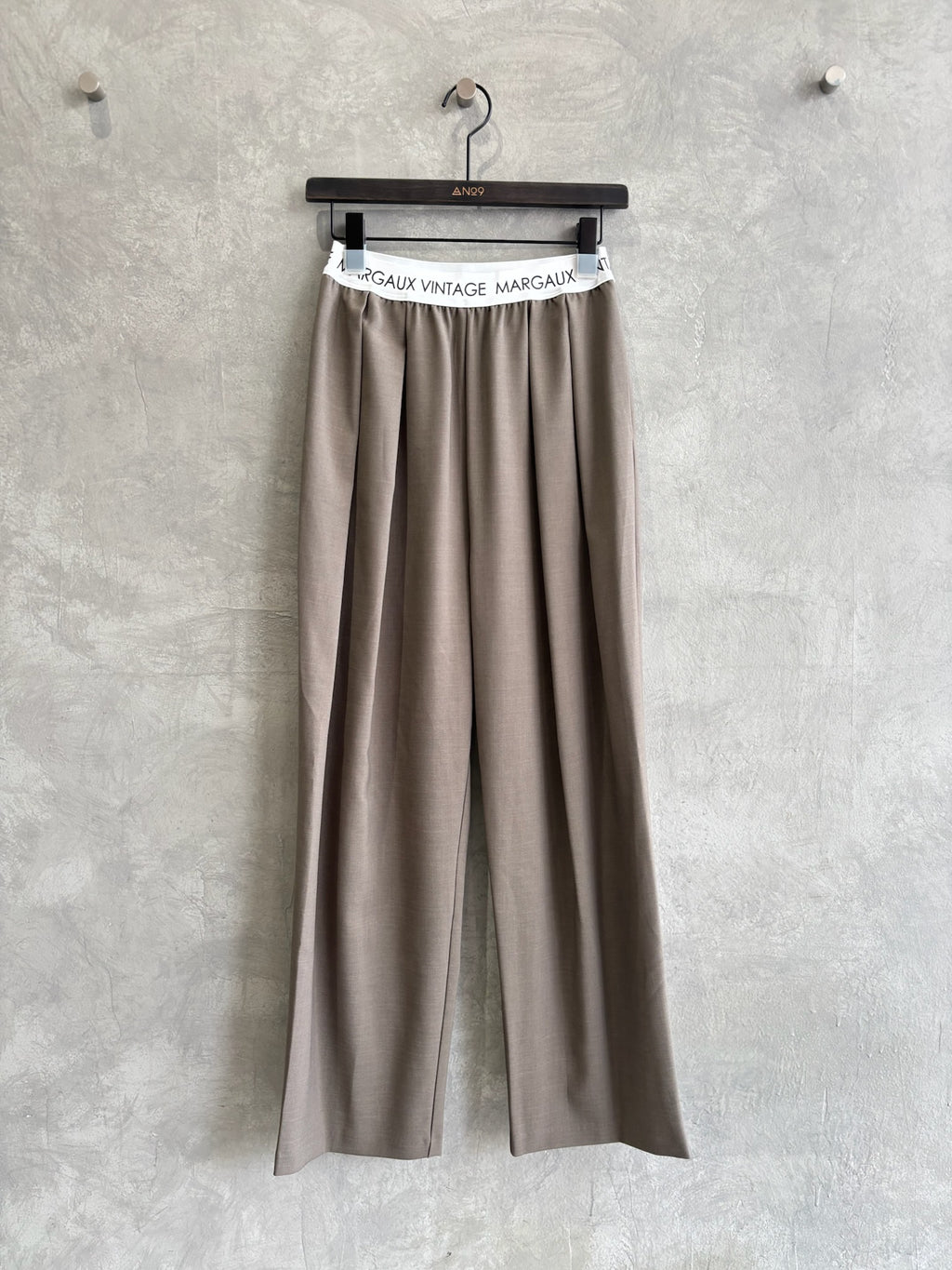ロゴウエストタックパンツ／MG PT-26089-A／MARGAUX VINTAGE／2026 AW＃1
