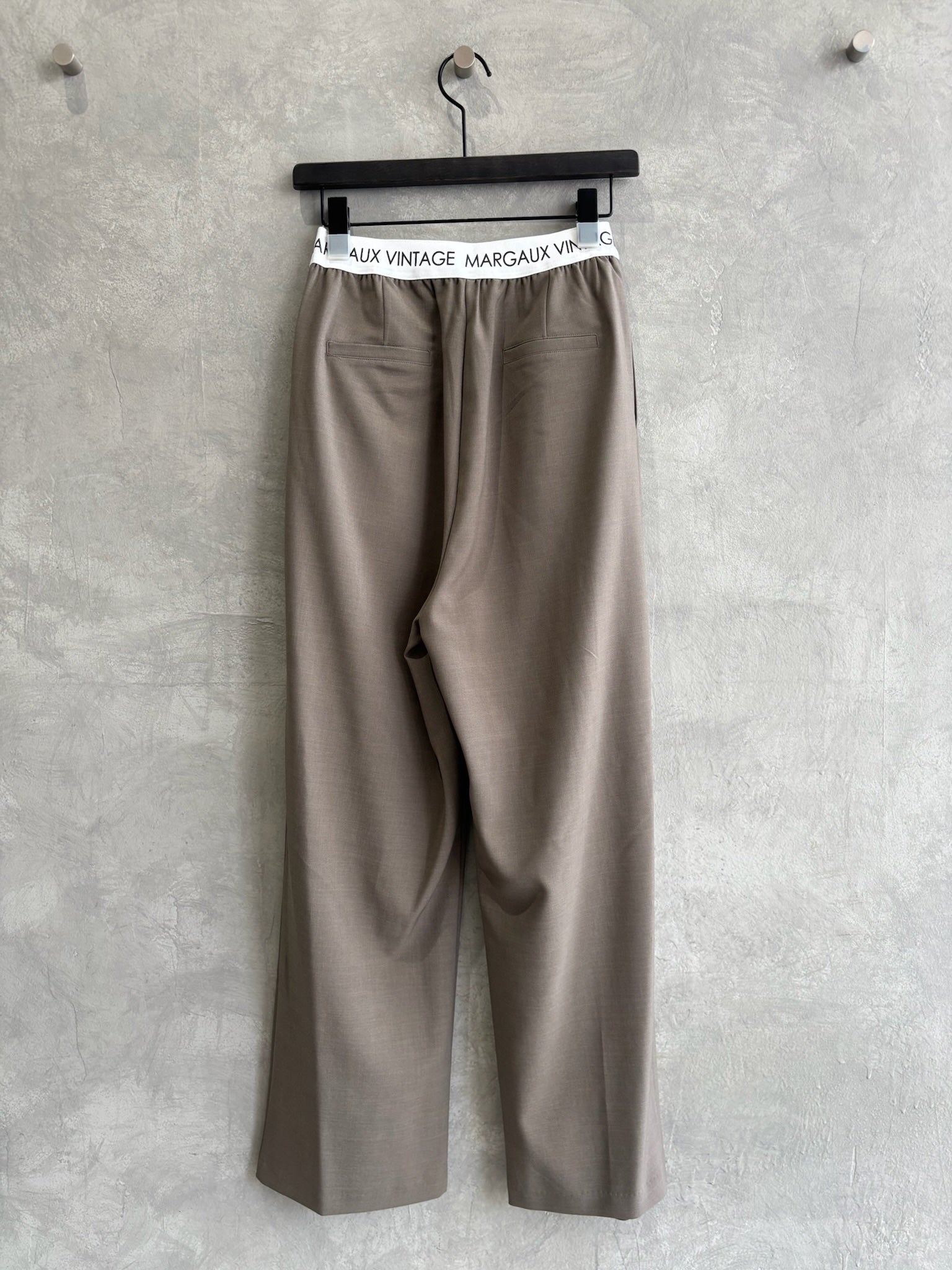 ロゴウエストタックパンツ／MG PT-26089-A／MARGAUX VINTAGE／2026 AW＃1
