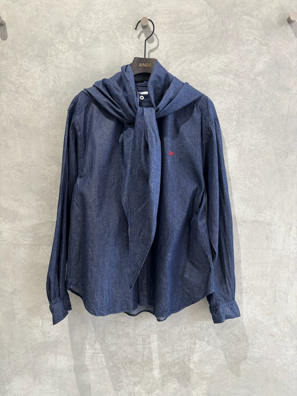 スタンドカラーデニムシャツ（スカーフ付き）／#8643203／LE MÉLANGE／2026 AW #1