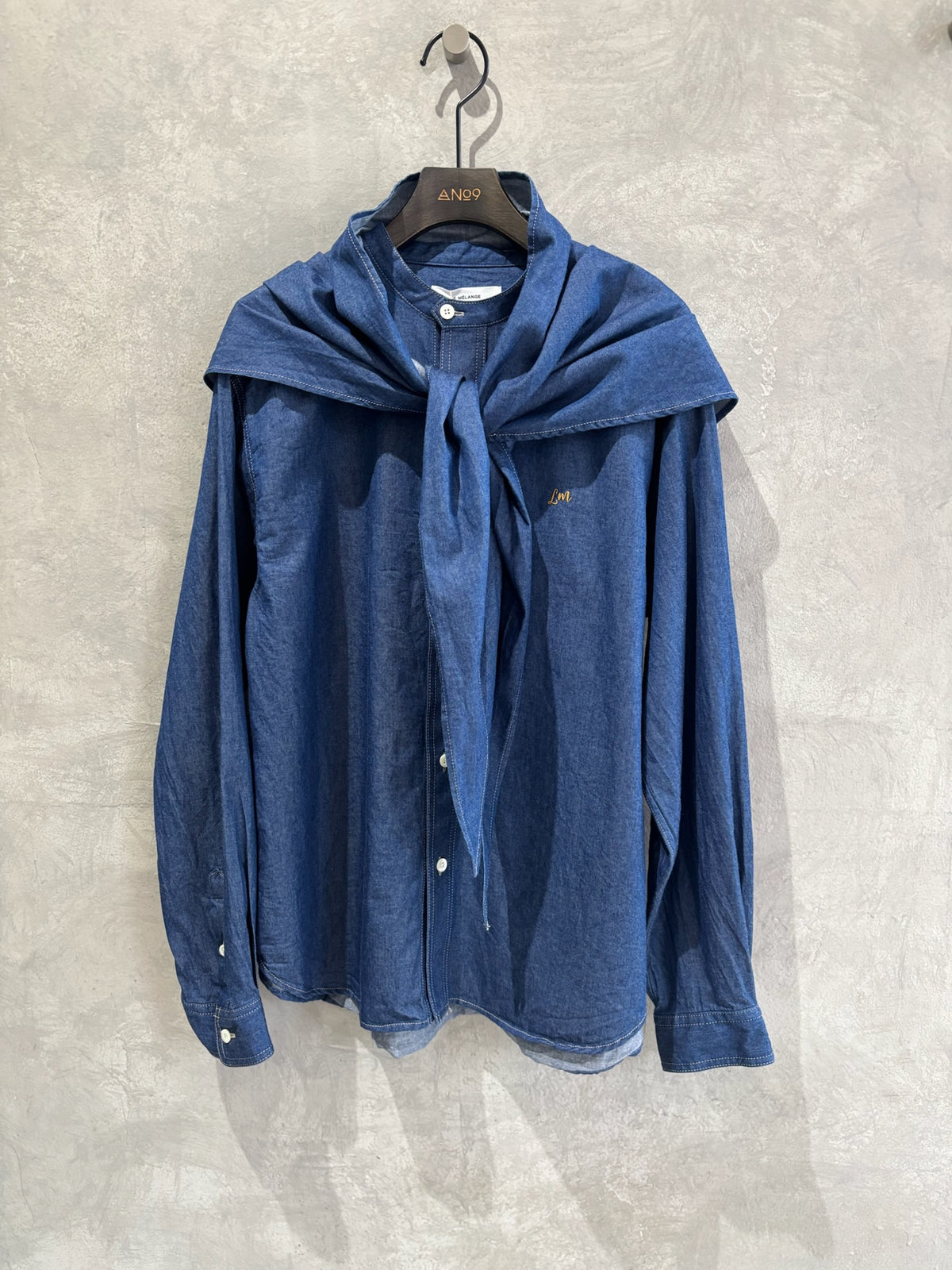 スタンドカラーデニムシャツ（スカーフ付き）／#8643203／LE MÉLANGE／2026 AW #1
