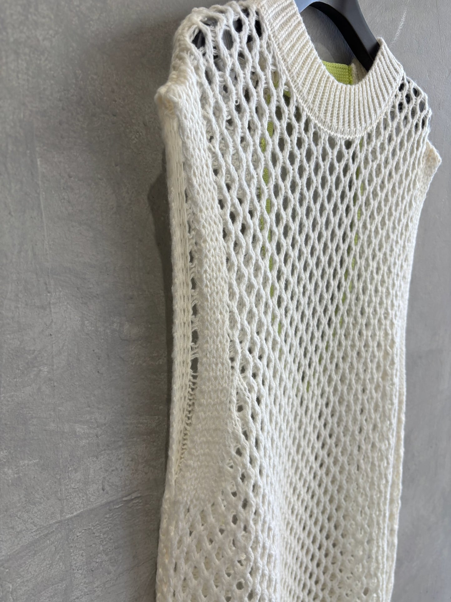 バックオープンメッシュニットワンピース／LHELBIE