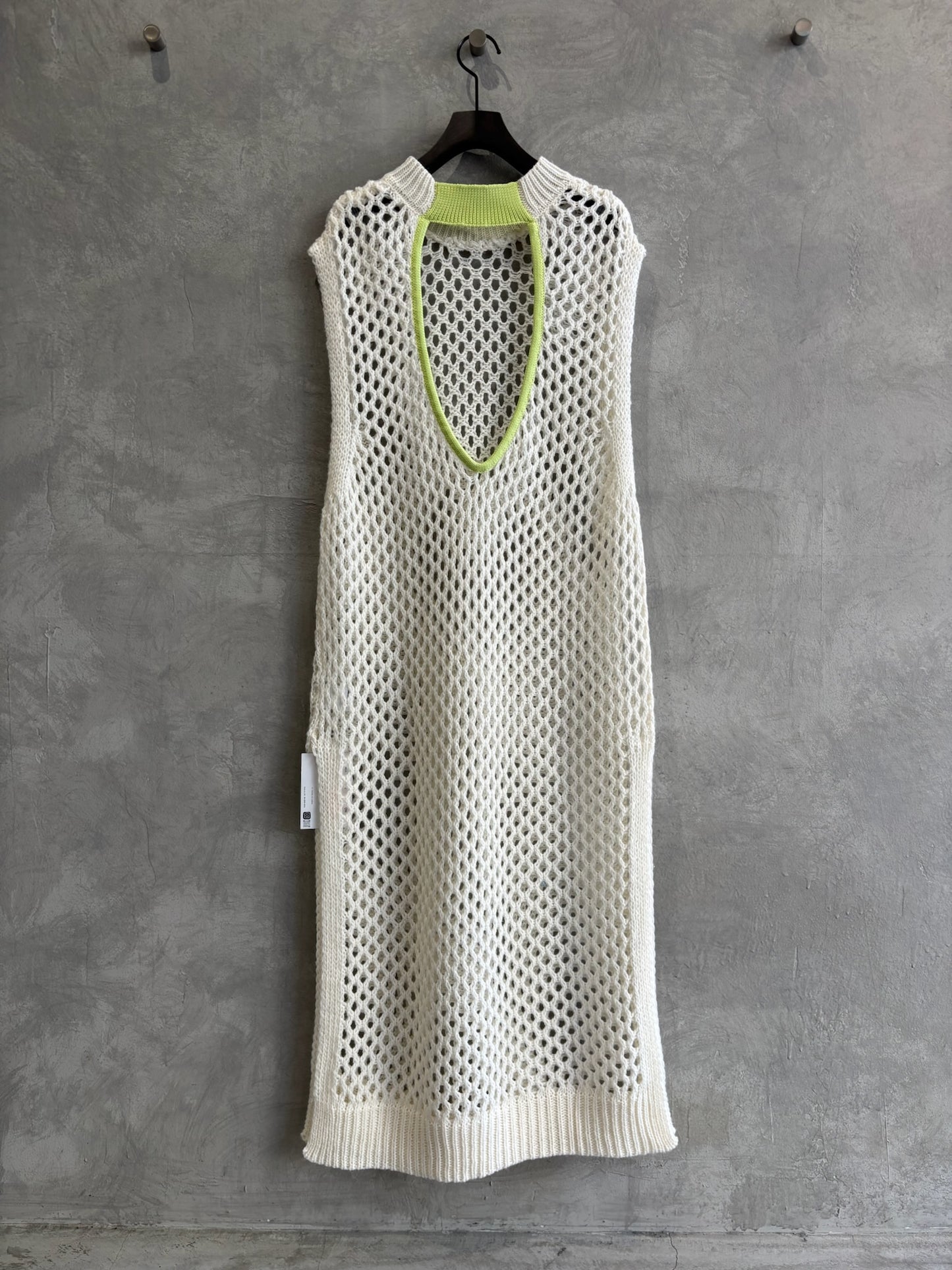 バックオープンメッシュニットワンピース／LHELBIE